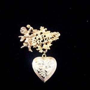 ❤️ Vintage Gold Tone Lightweight Cherub Heart Dangler Brooch/Pin Someone Special